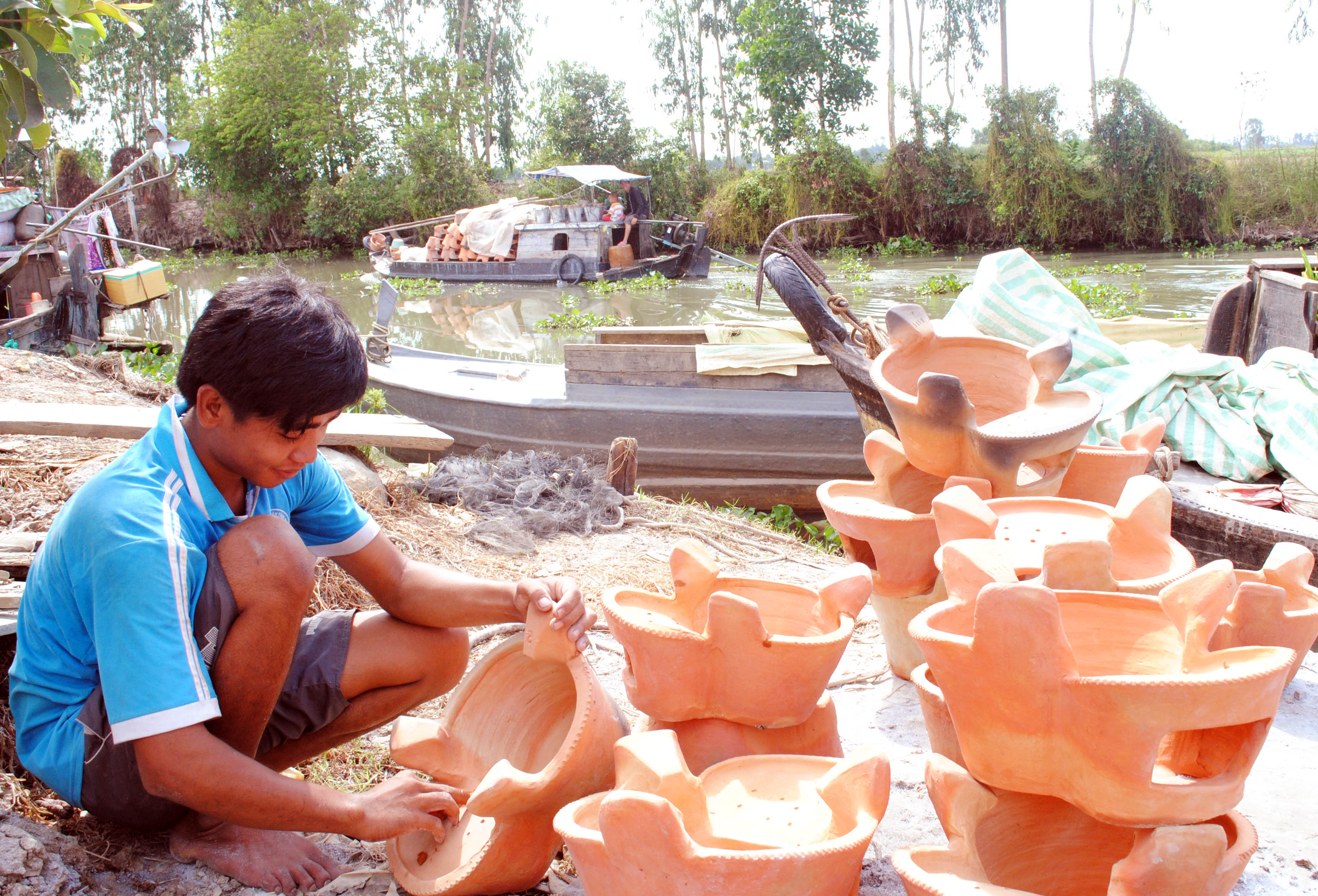 Bà con nghèo gìn giữ hồn xưa